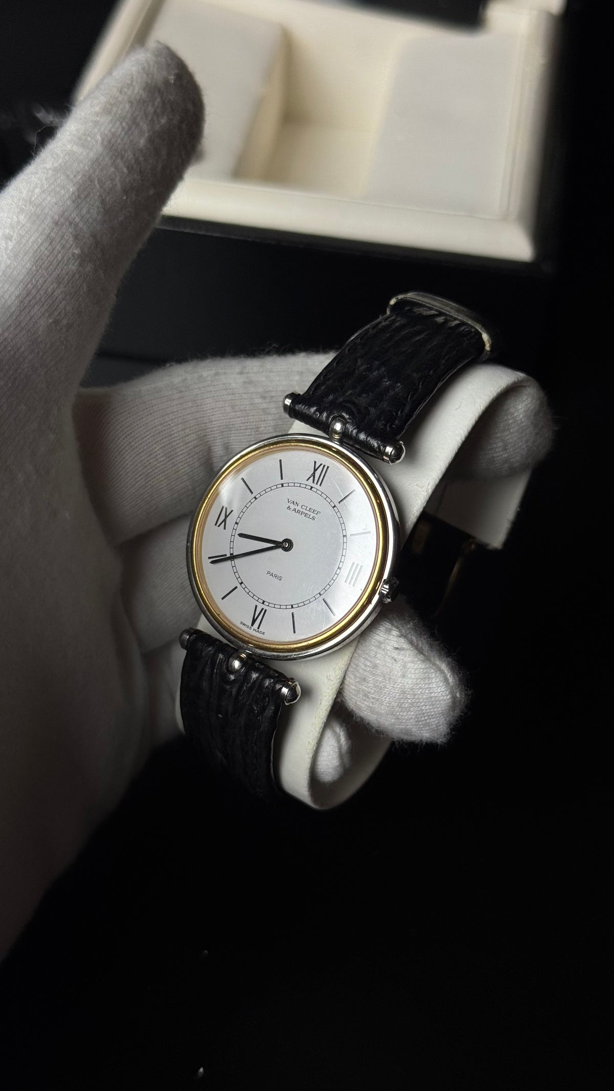 Van Cleef & Arpels La Collection – zegarek vintage z białą tarczą i dwukolorową kopertą
