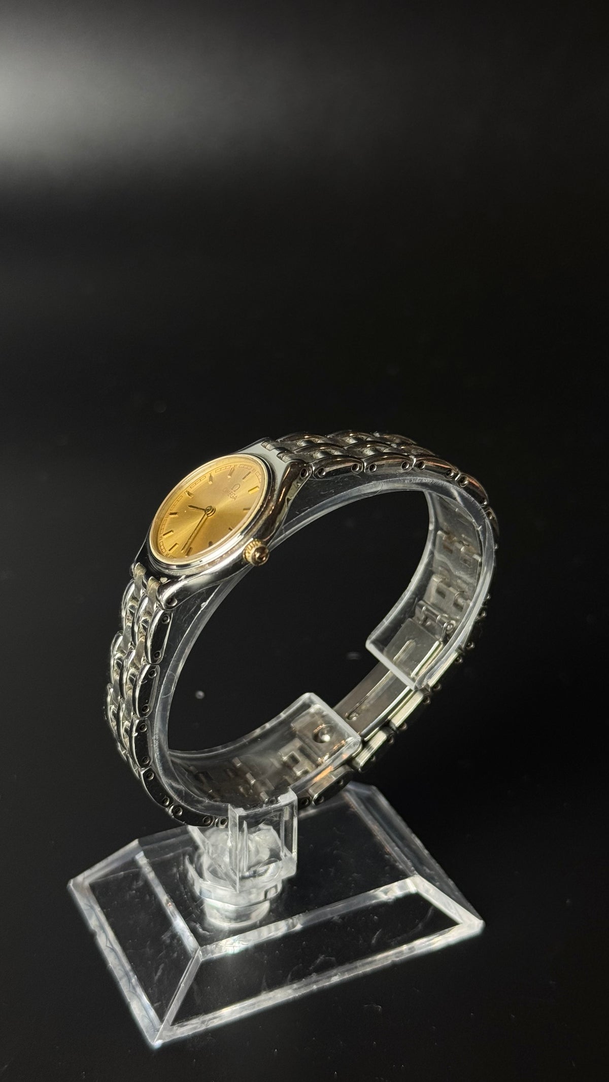 Omega – złota tarcza, srebrna bransoleta