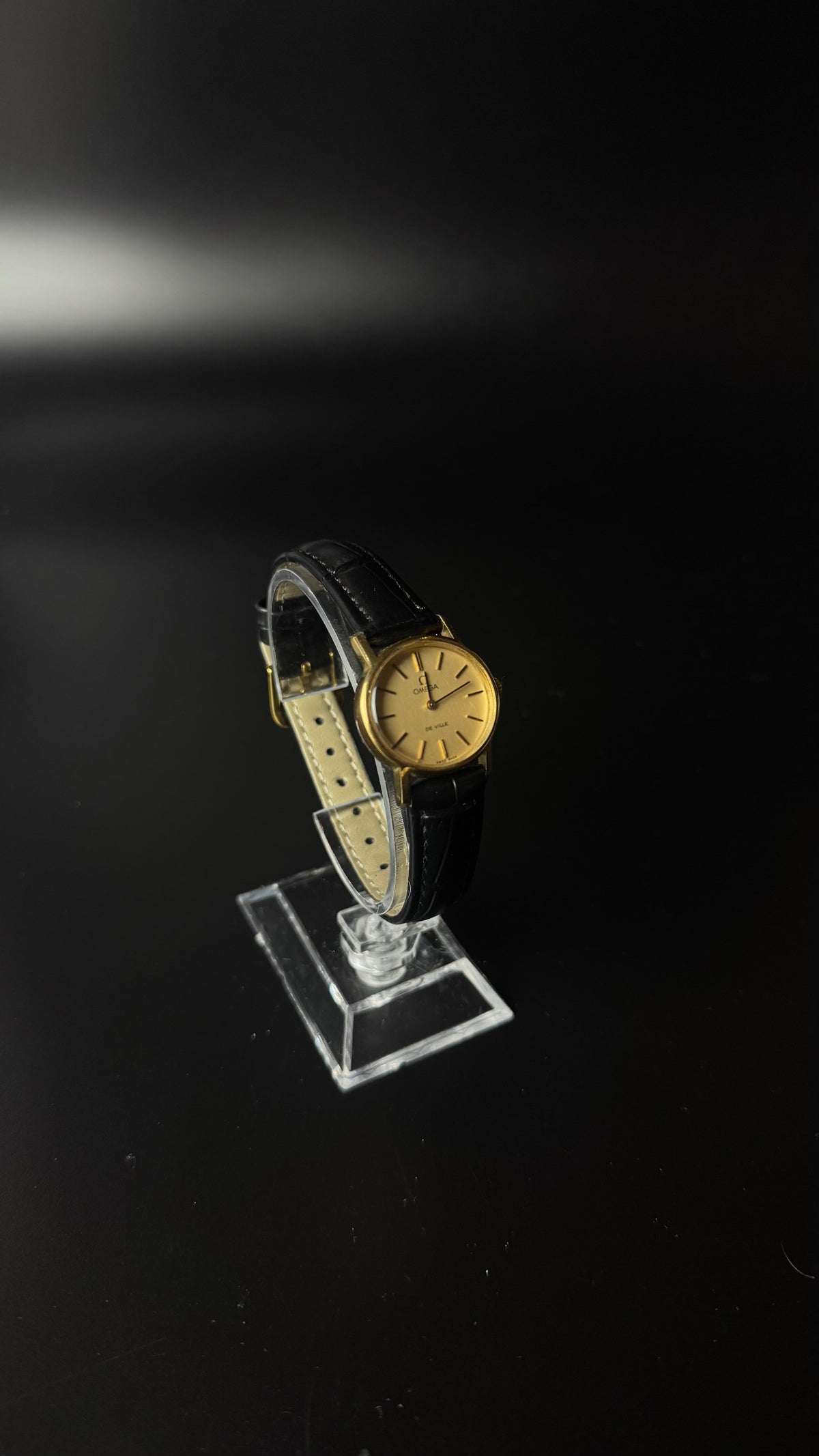 Omega De Ville – zegarek vintage ze złotą tarczą na czarnym pasku