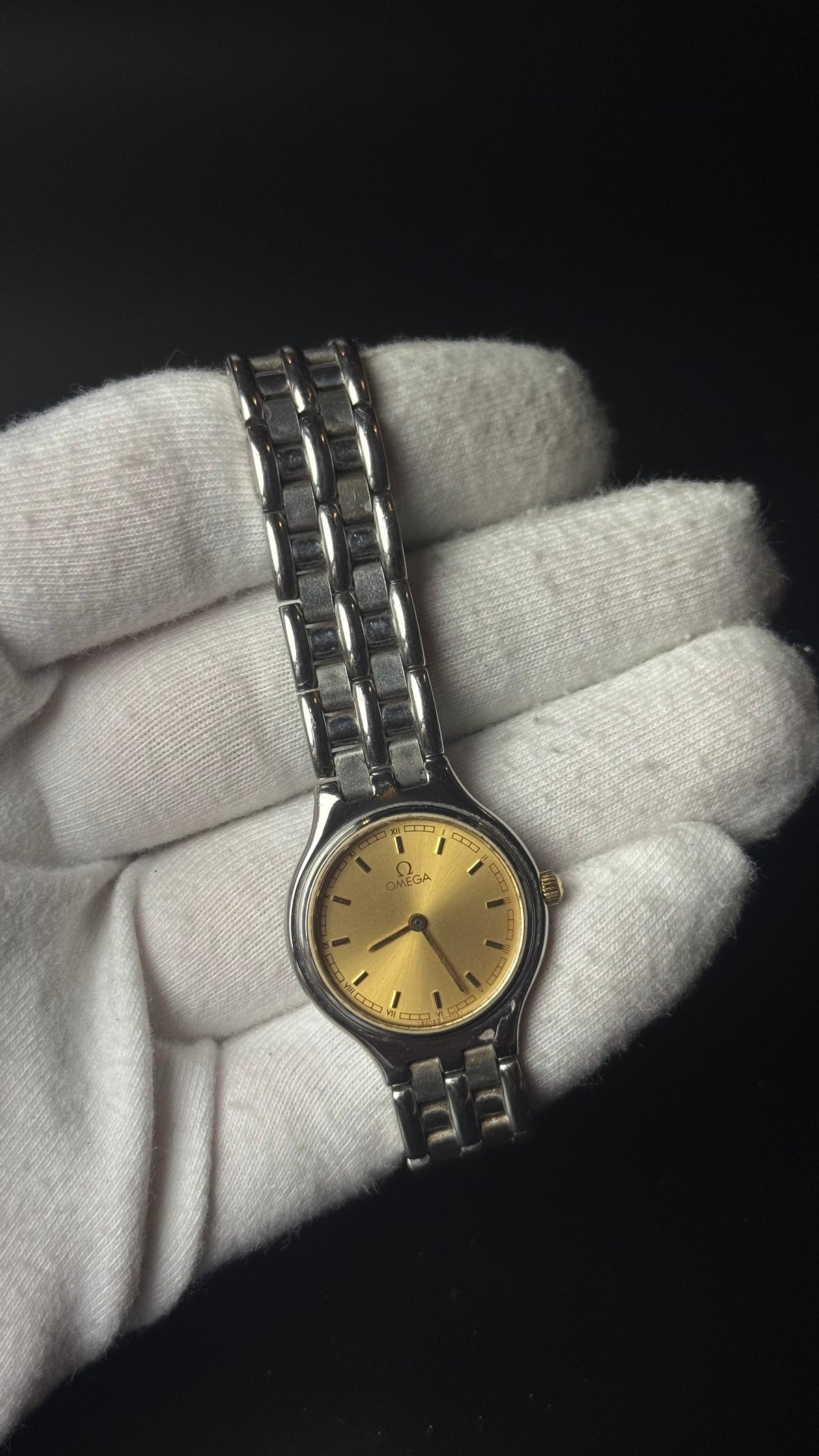 Omega – złota tarcza, srebrna bransoleta