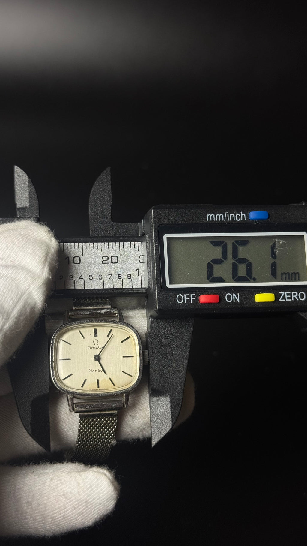 Omega Genève – zegarek vintage z szampańską tarczą na bransolecie mesh