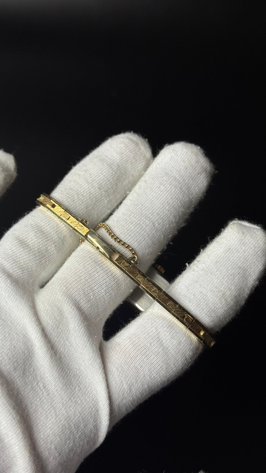 Omega – prostokątny zegarek vintage w złotym kolorze na ozdobnej bransolecie