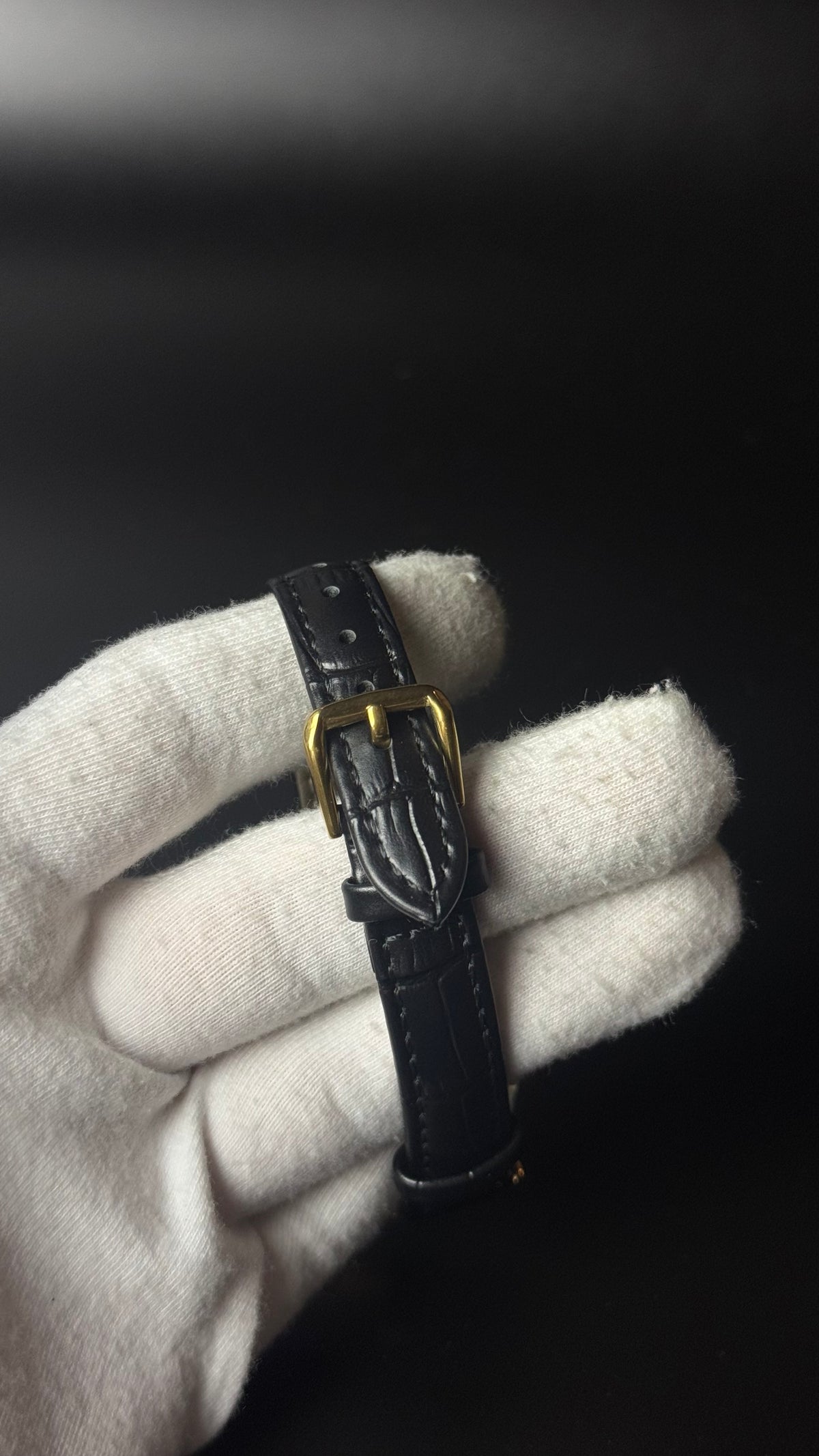 Omega De Ville – zegarek vintage ze złotą tarczą na czarnym pasku