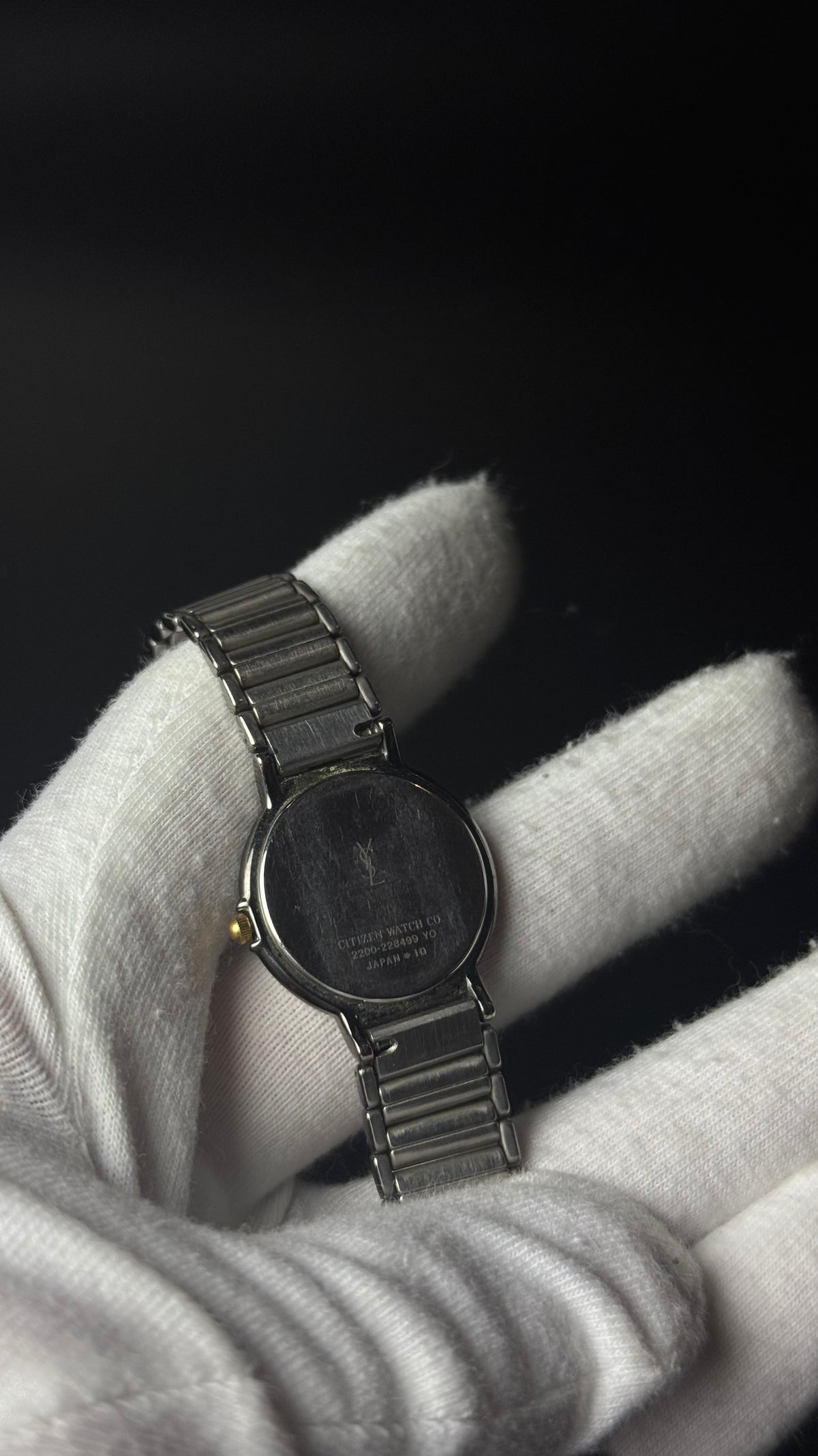 Yves Saint Laurent YSL – biała tarcza, srebrna bransoleta