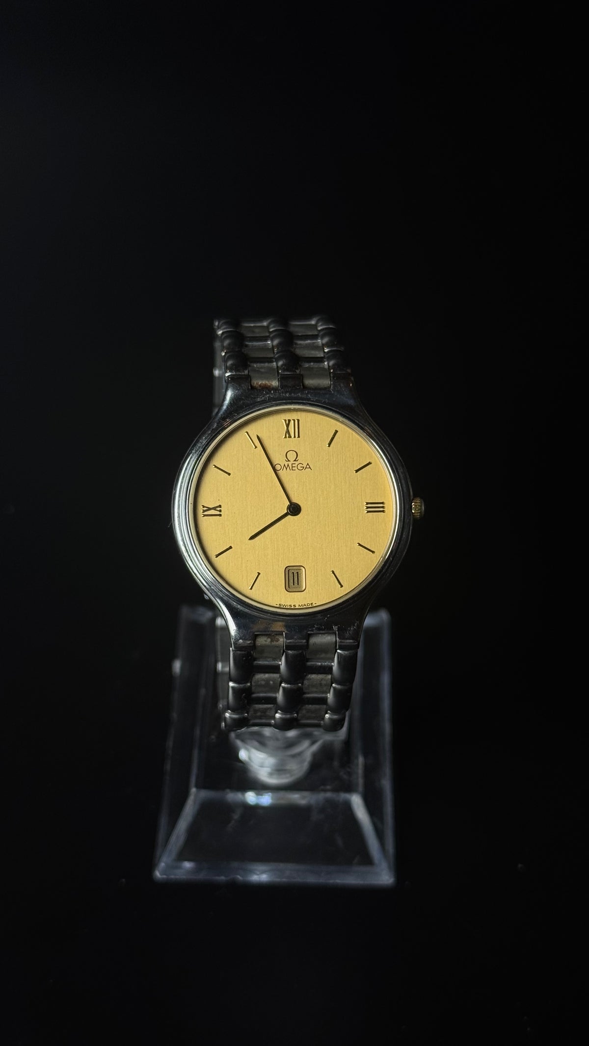 Omega De Ville – złota tarcza, cyfry rzymskie, stalowa bransoleta, datownik