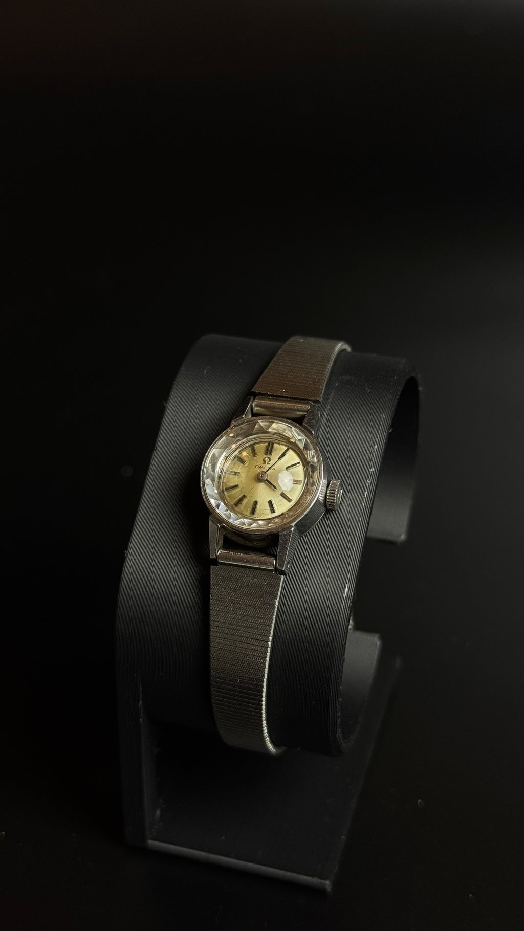 Omega – damski zegarek vintage z fasetowanym szkłem