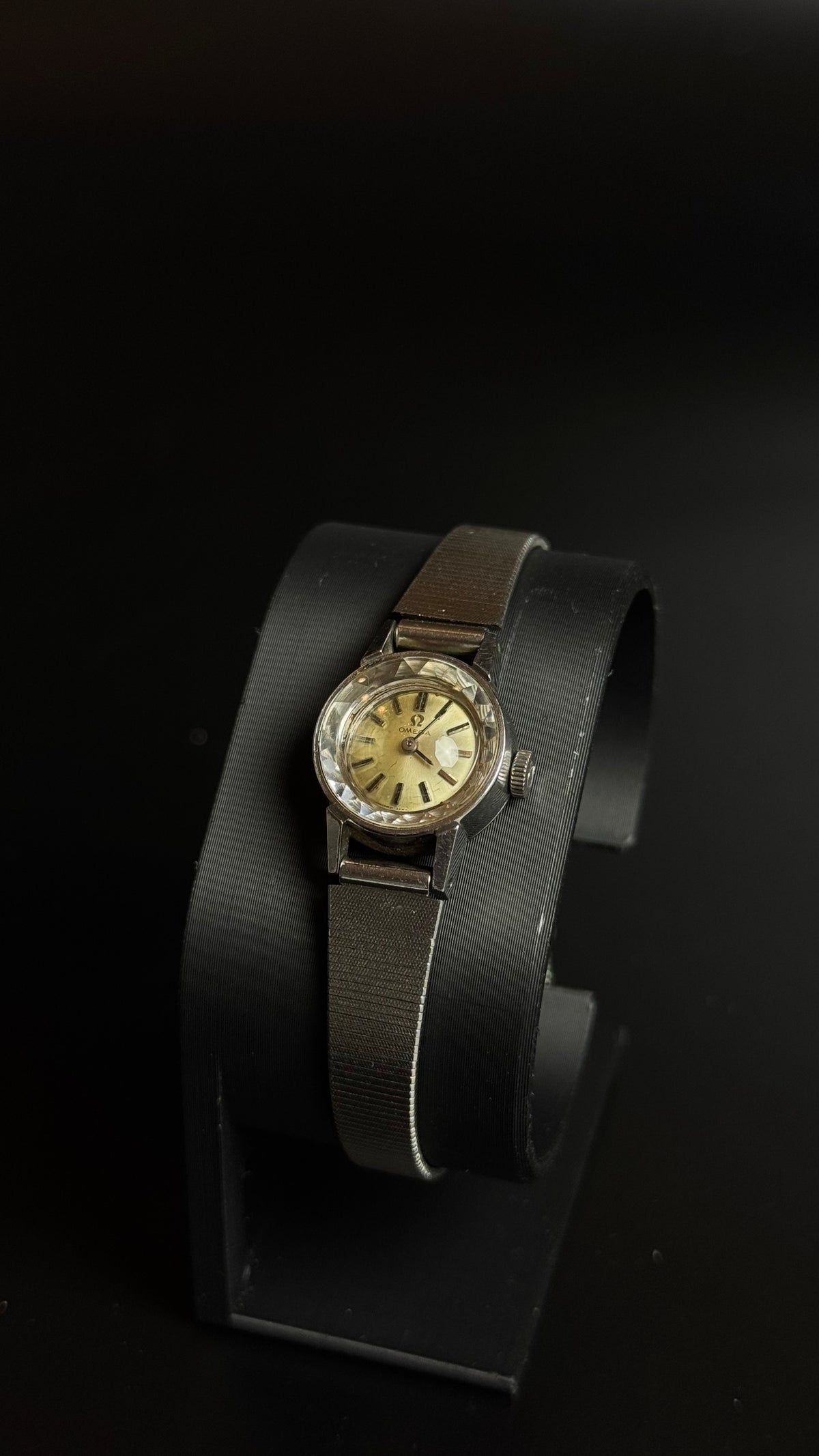 Omega – damski zegarek vintage z fasetowanym szkłem