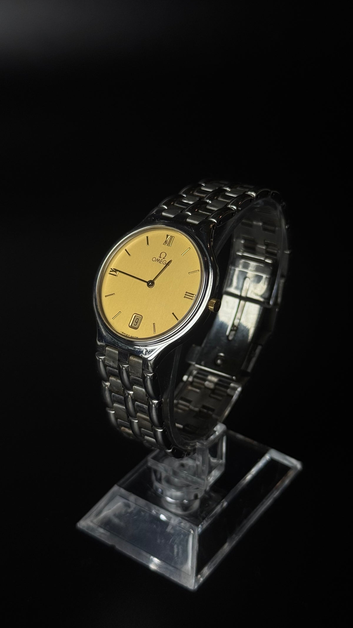 Omega – złota tarcza, cyfry rzymskie, datownik, srebrna bransoleta