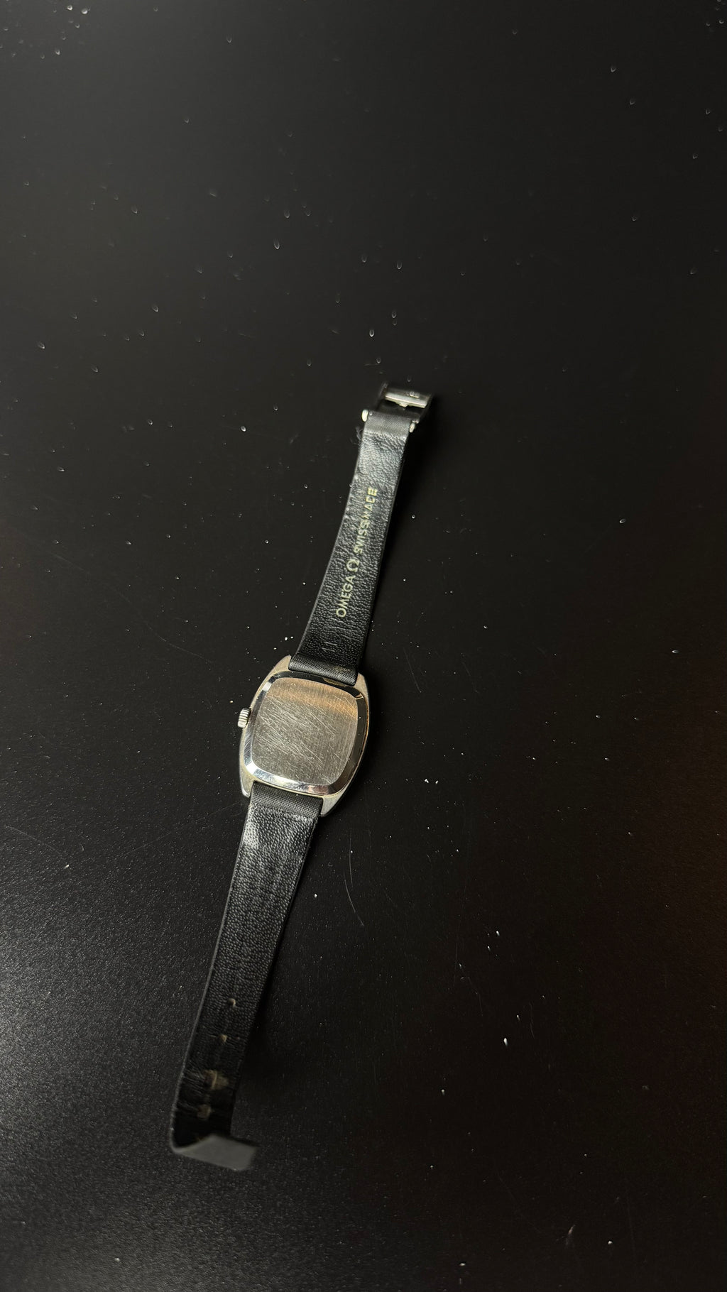 Omega De Ville – zegarek vintage ze srebrną tarczą na czarnym pasku