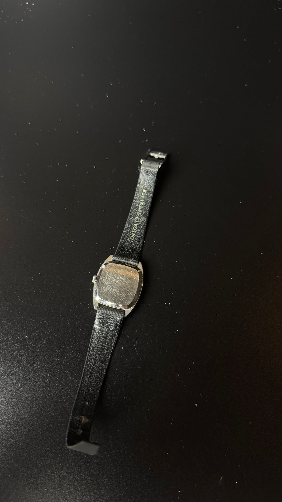 Omega De Ville – zegarek vintage ze srebrną tarczą na czarnym pasku
