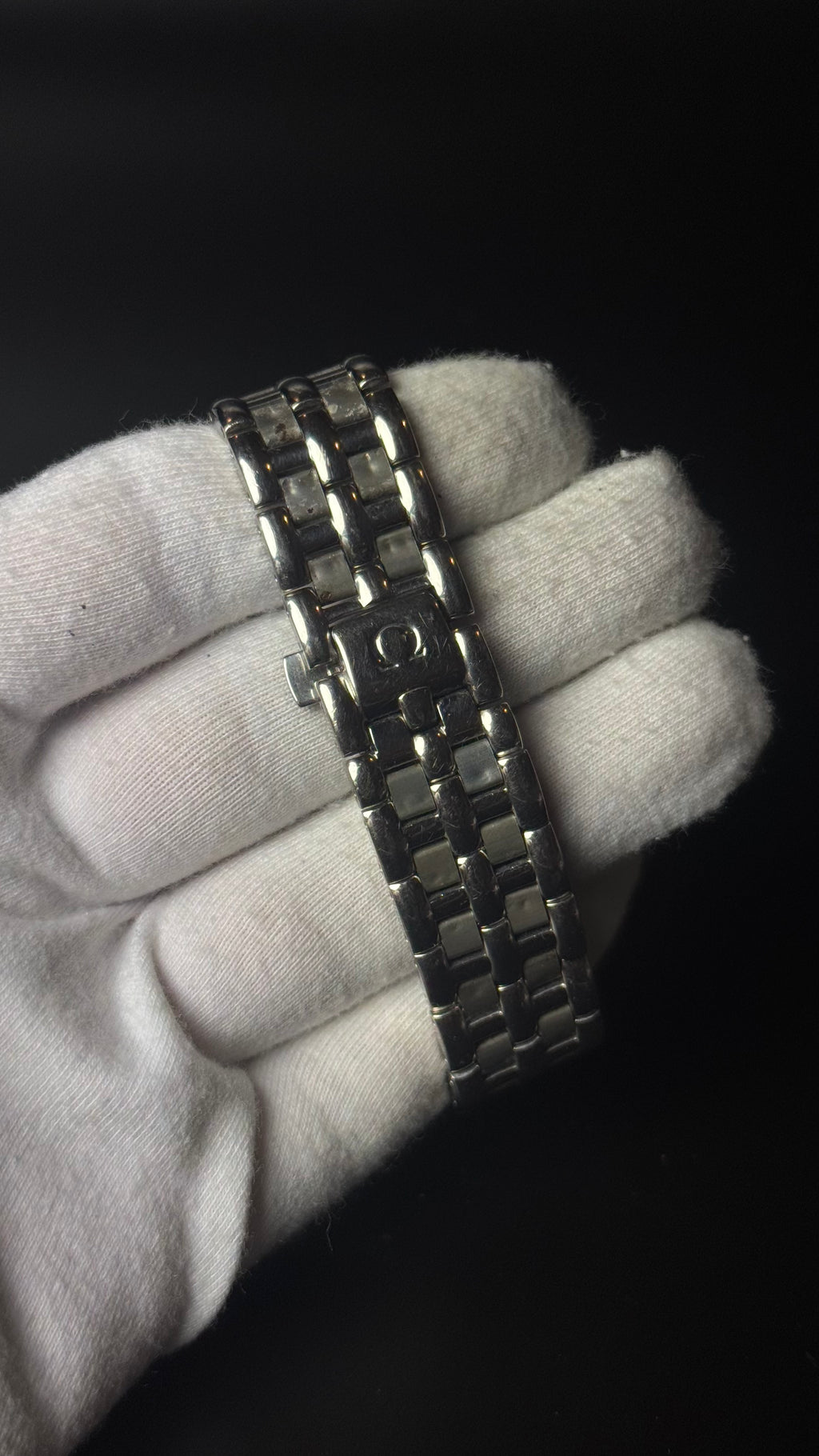 Omega De Ville – złota tarcza, cyfry rzymskie, stalowa bransoleta, datownik