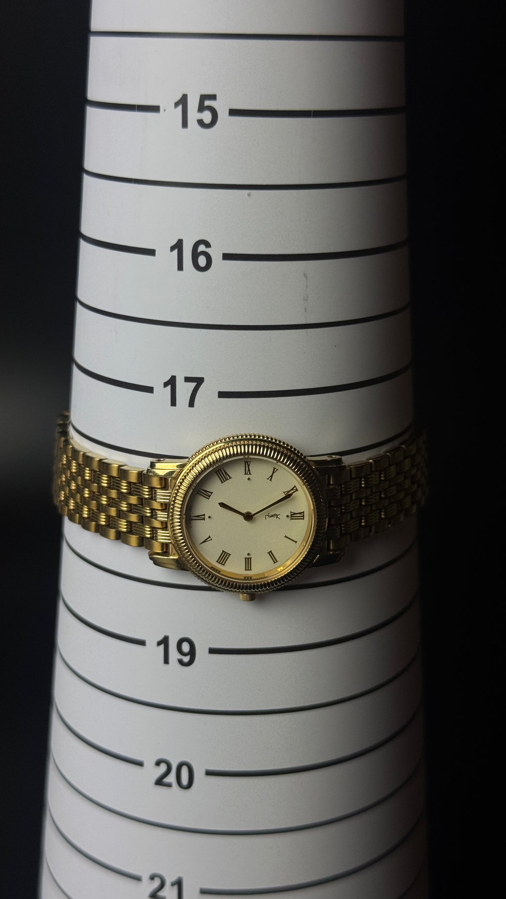 Yves Saint Laurent – zegarek vintage w złotym kolorze z rzymskimi cyframi i ozdobną bransoletą