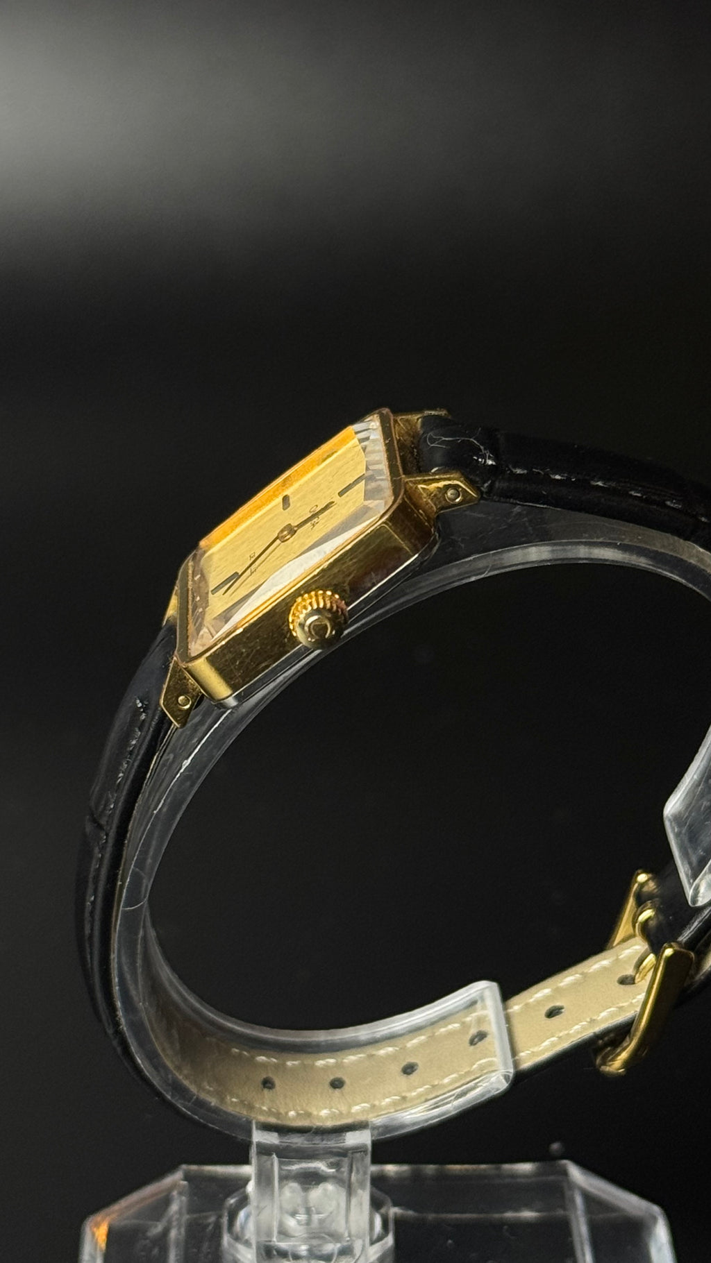 Omega De Ville – kwadratowa koperta, złota tarcza, czarny pasek