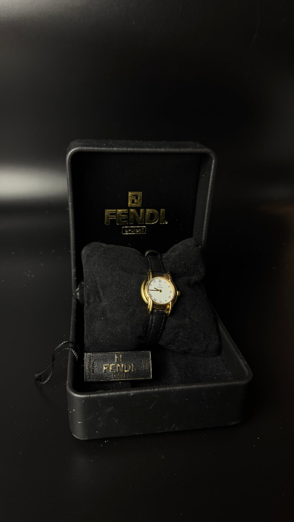 Fendi – zegarek vintage w złotym kolorze z rzymskimi cyframi i czarnym paskiem