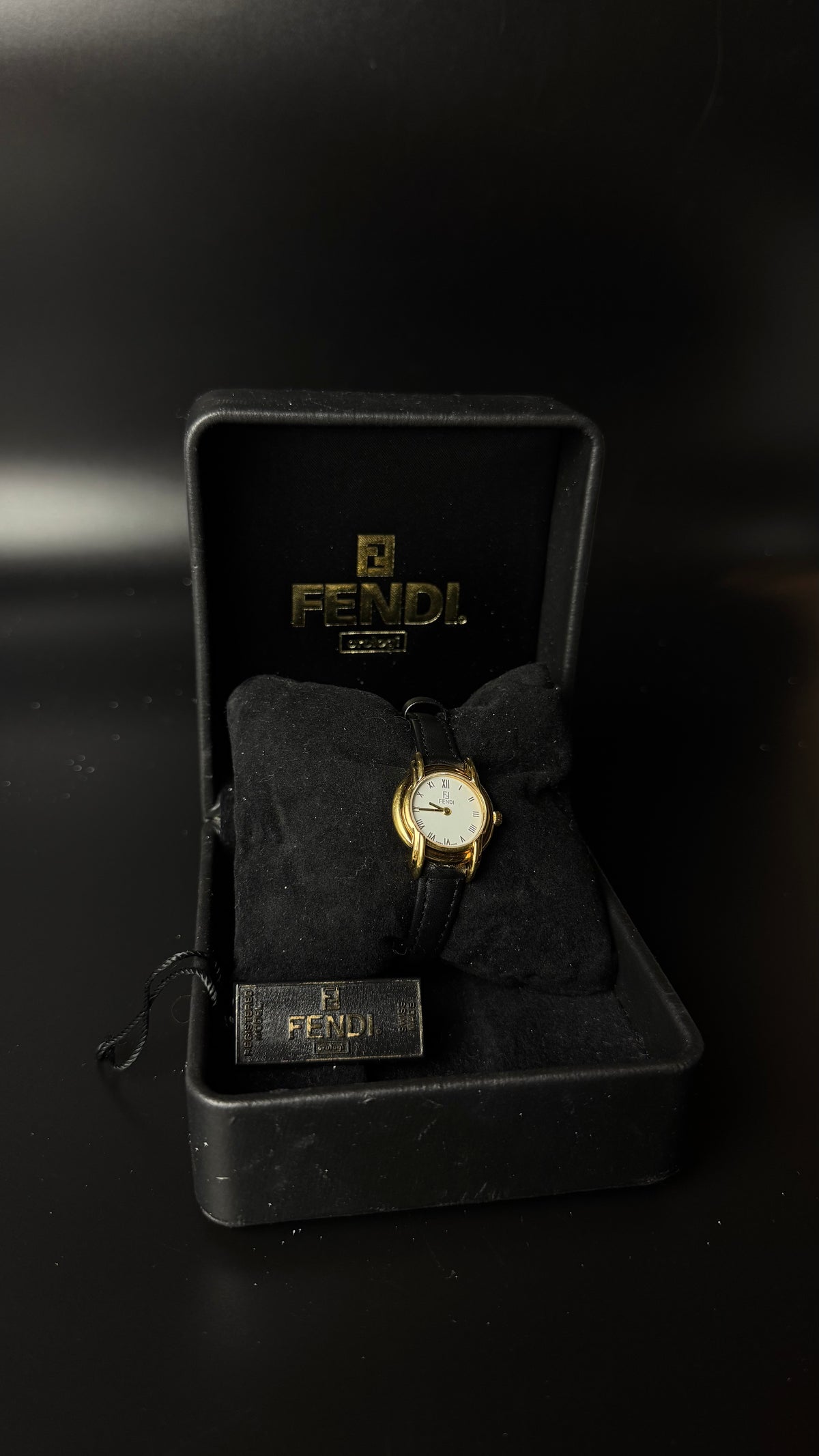 Fendi – zegarek vintage w złotym kolorze z rzymskimi cyframi i czarnym paskiem