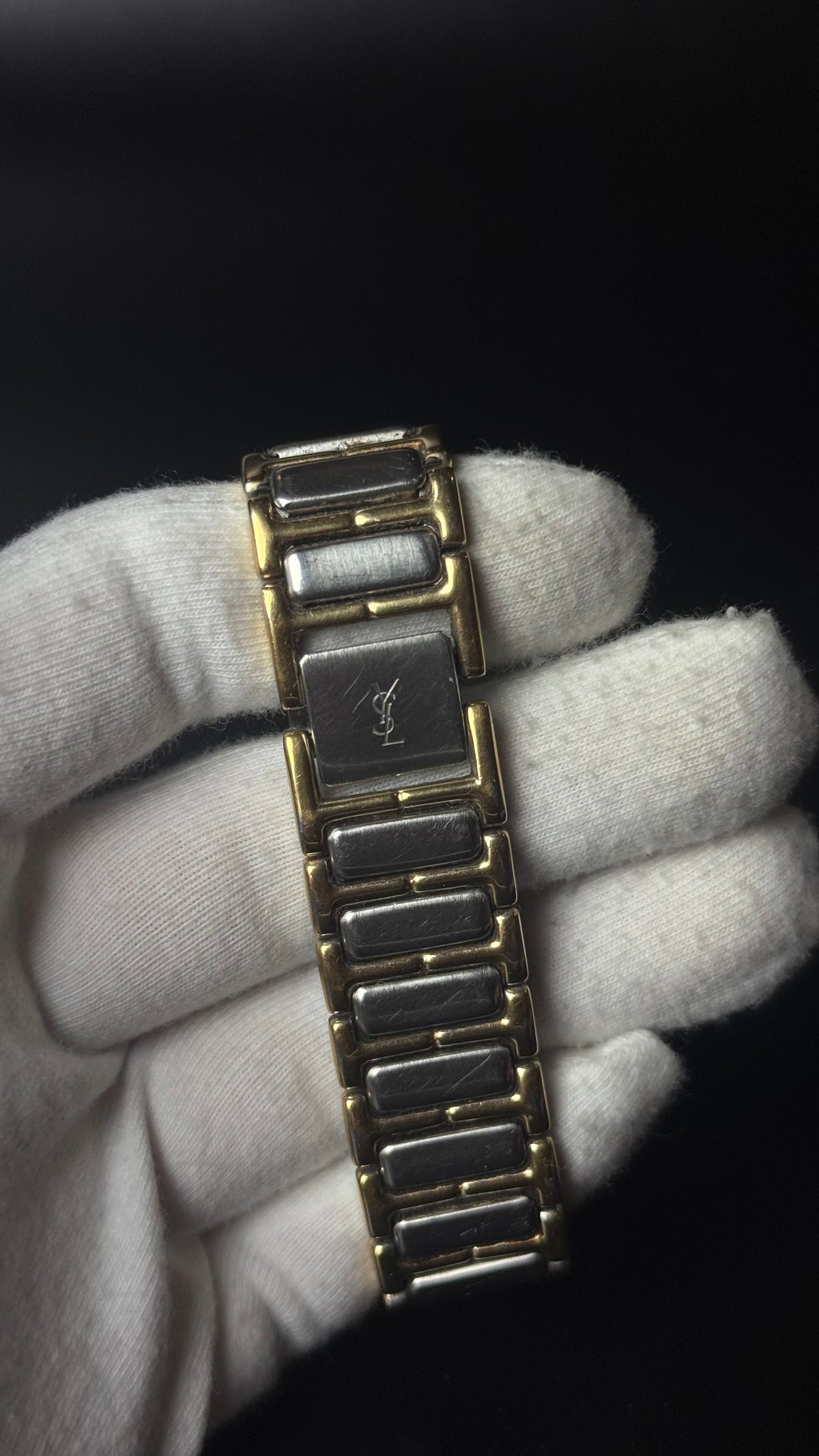 Yves Saint Laurent YSL – kremowa tarcza, złota koperta, dwukolorowa bransoleta