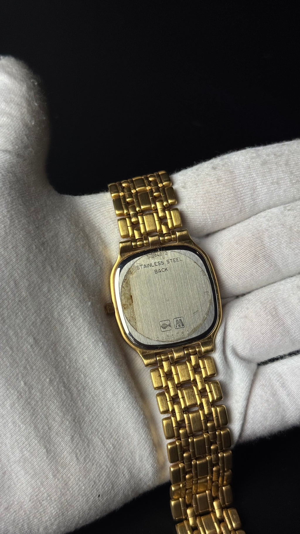 Longines – zegarek vintage z jasną tarczą i datownikiem na złotej bransolecie