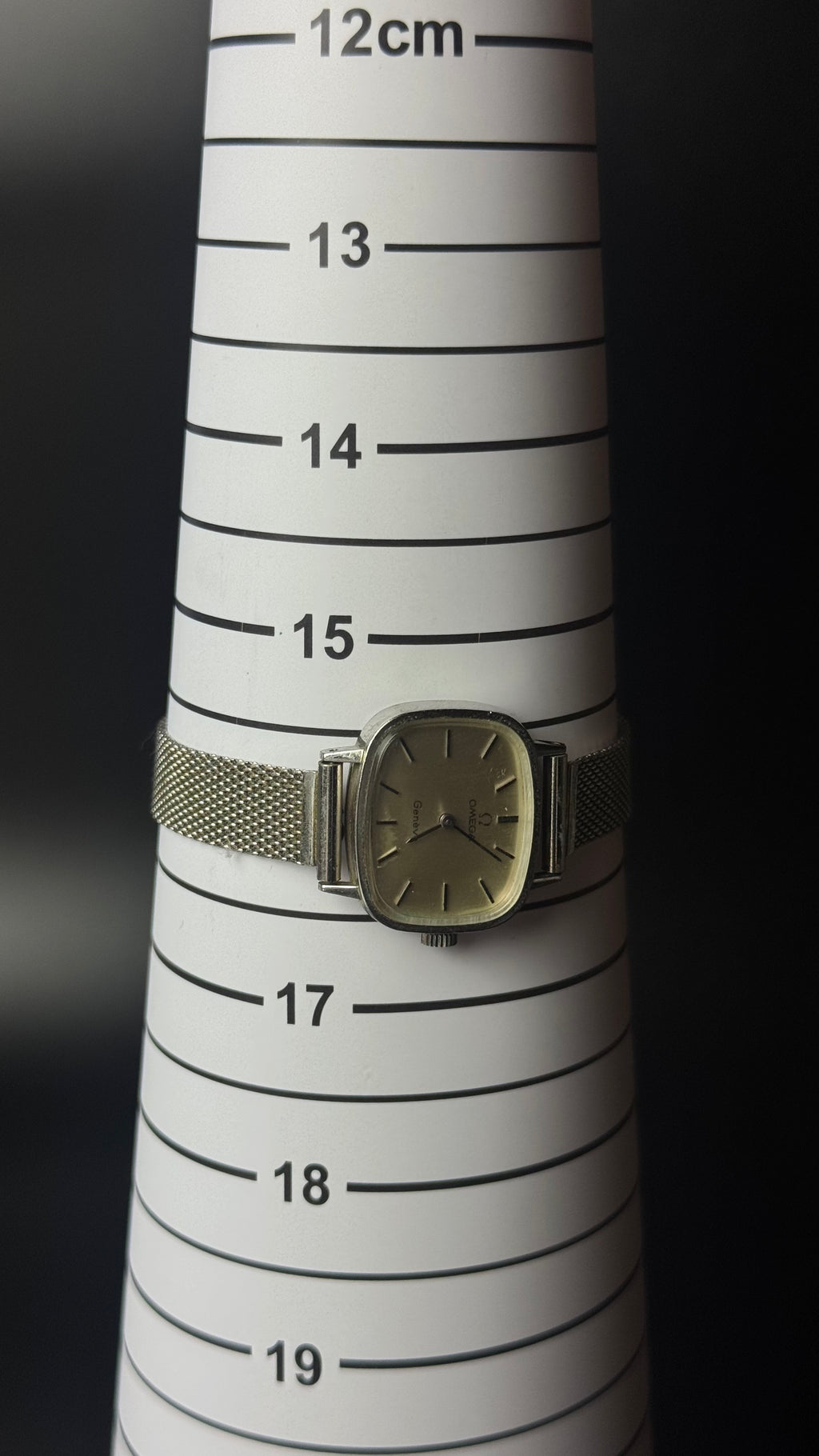 Omega Genève – zegarek vintage z szampańską tarczą na bransolecie mesh