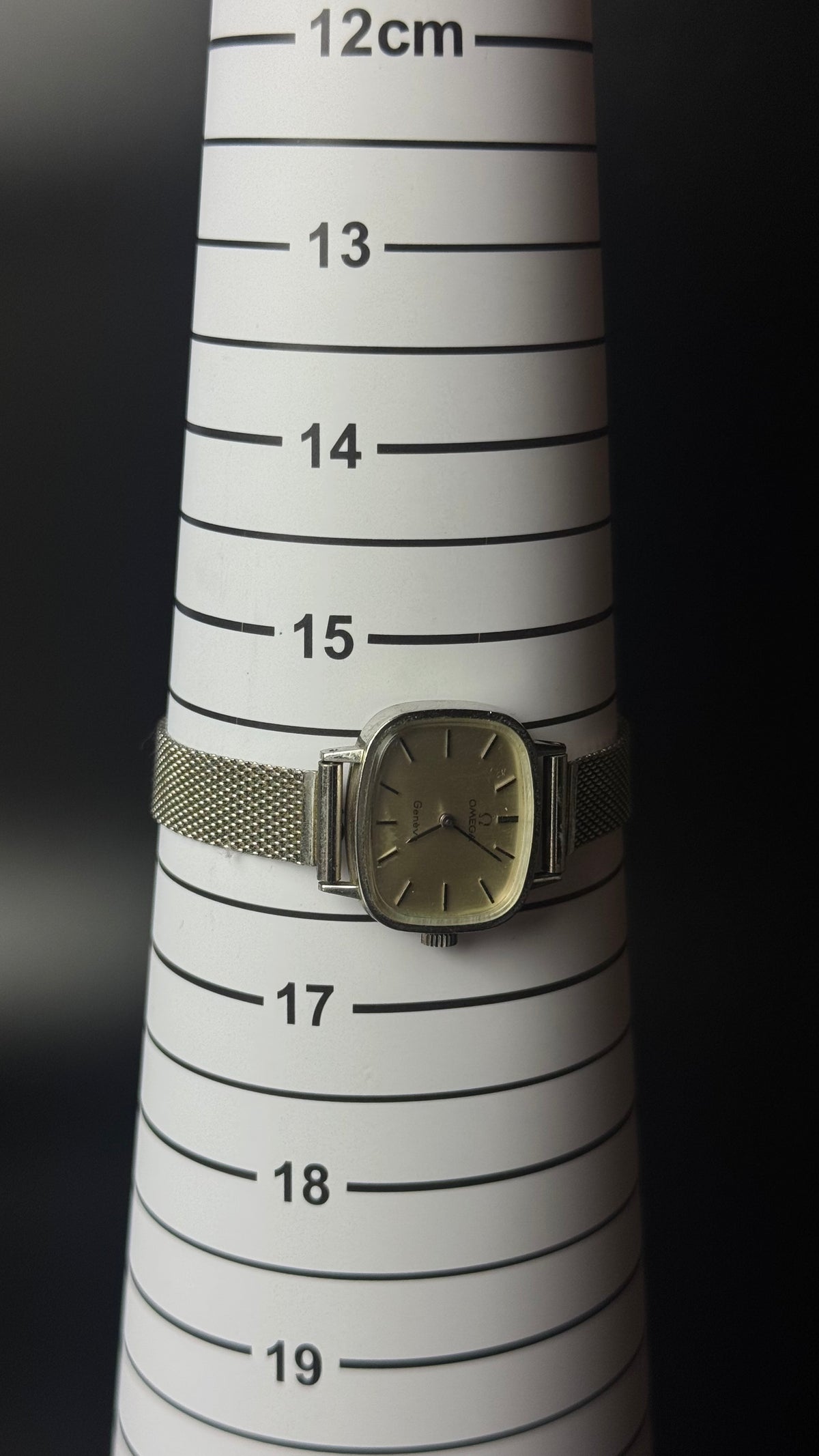 Omega Genève – zegarek vintage z szampańską tarczą na bransolecie mesh