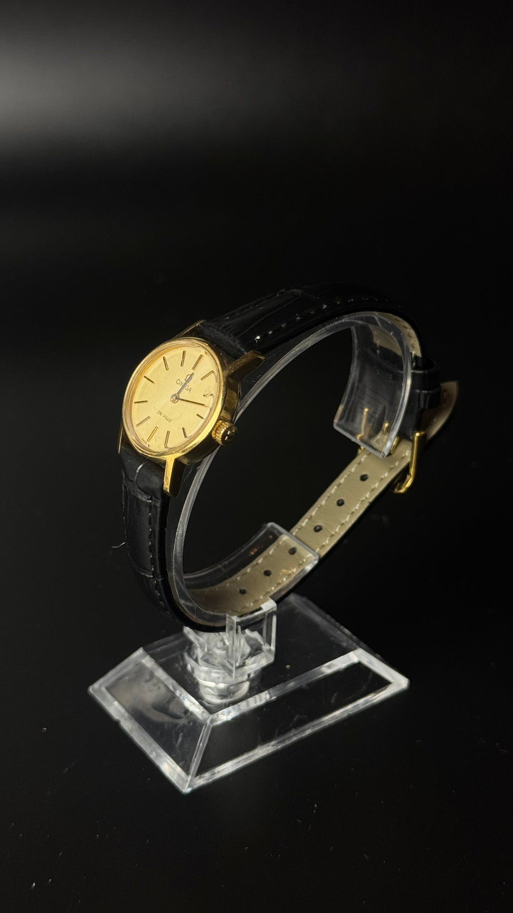 Omega De Ville – zegarek vintage ze złotą tarczą na czarnym pasku