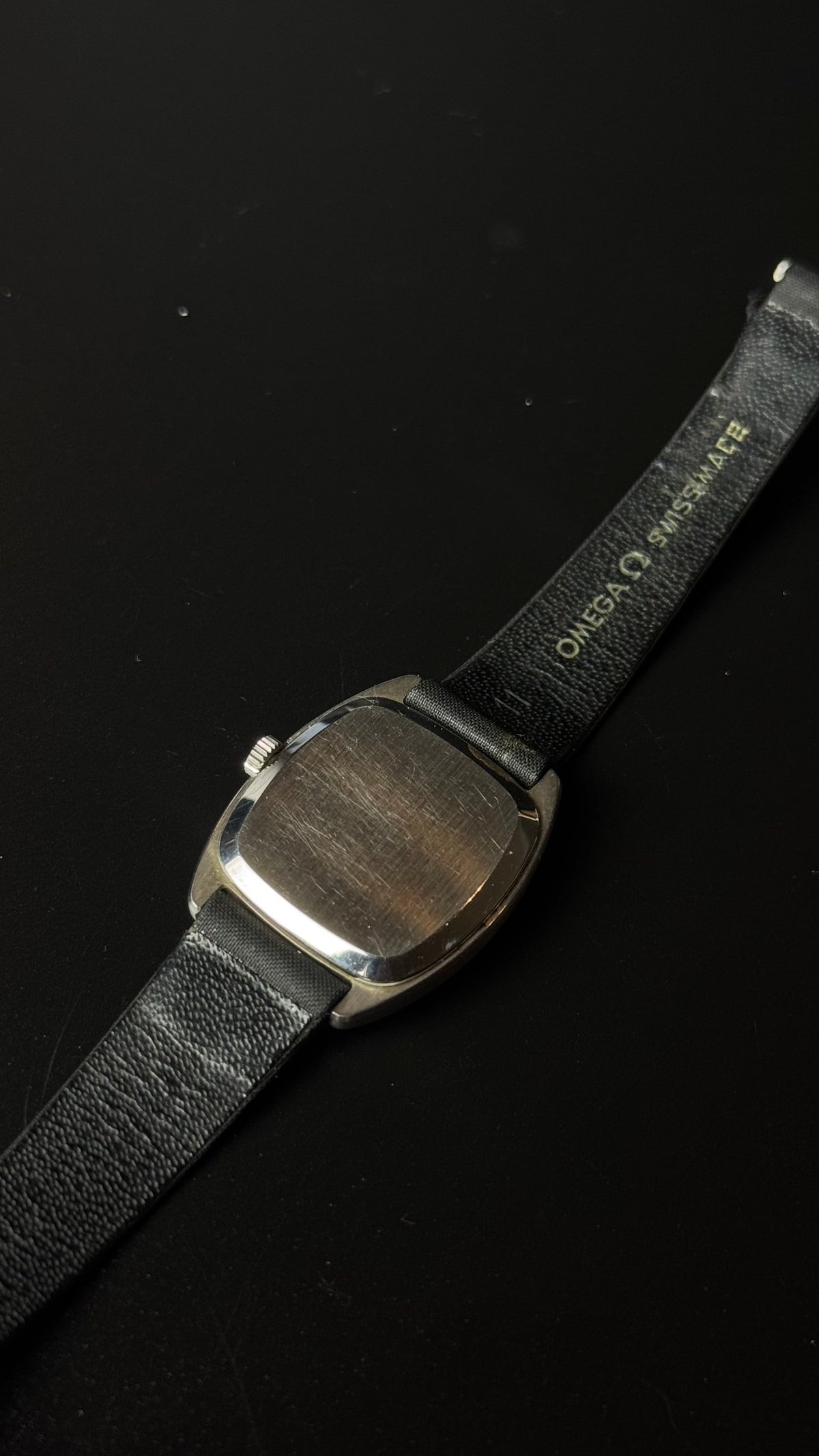 Omega De Ville – zegarek vintage ze srebrną tarczą na czarnym pasku
