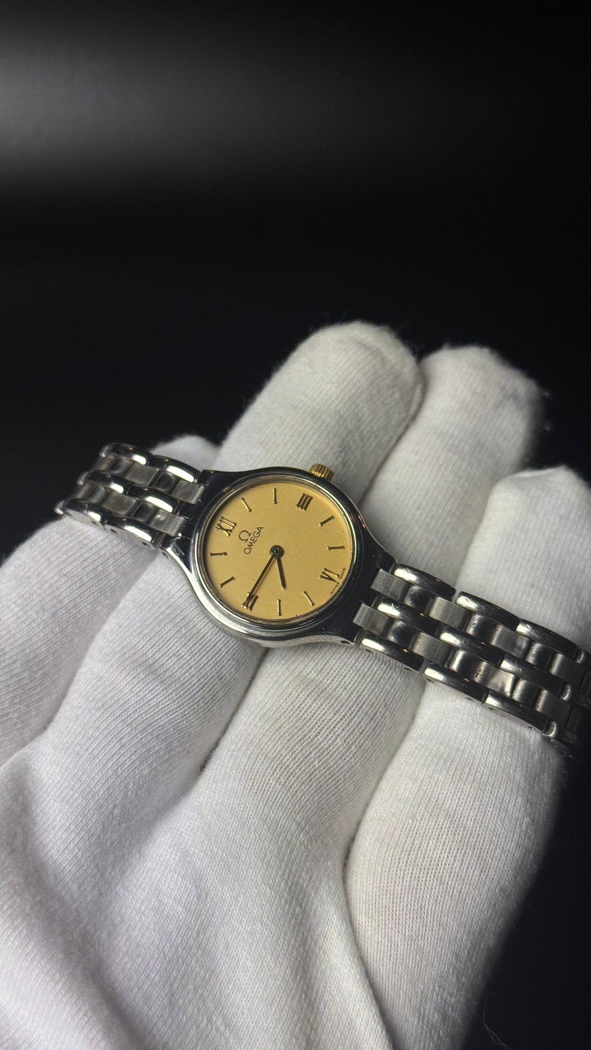 Omega De Ville – złota tarcza, cyfry rzymskie, stalowa bransoleta
