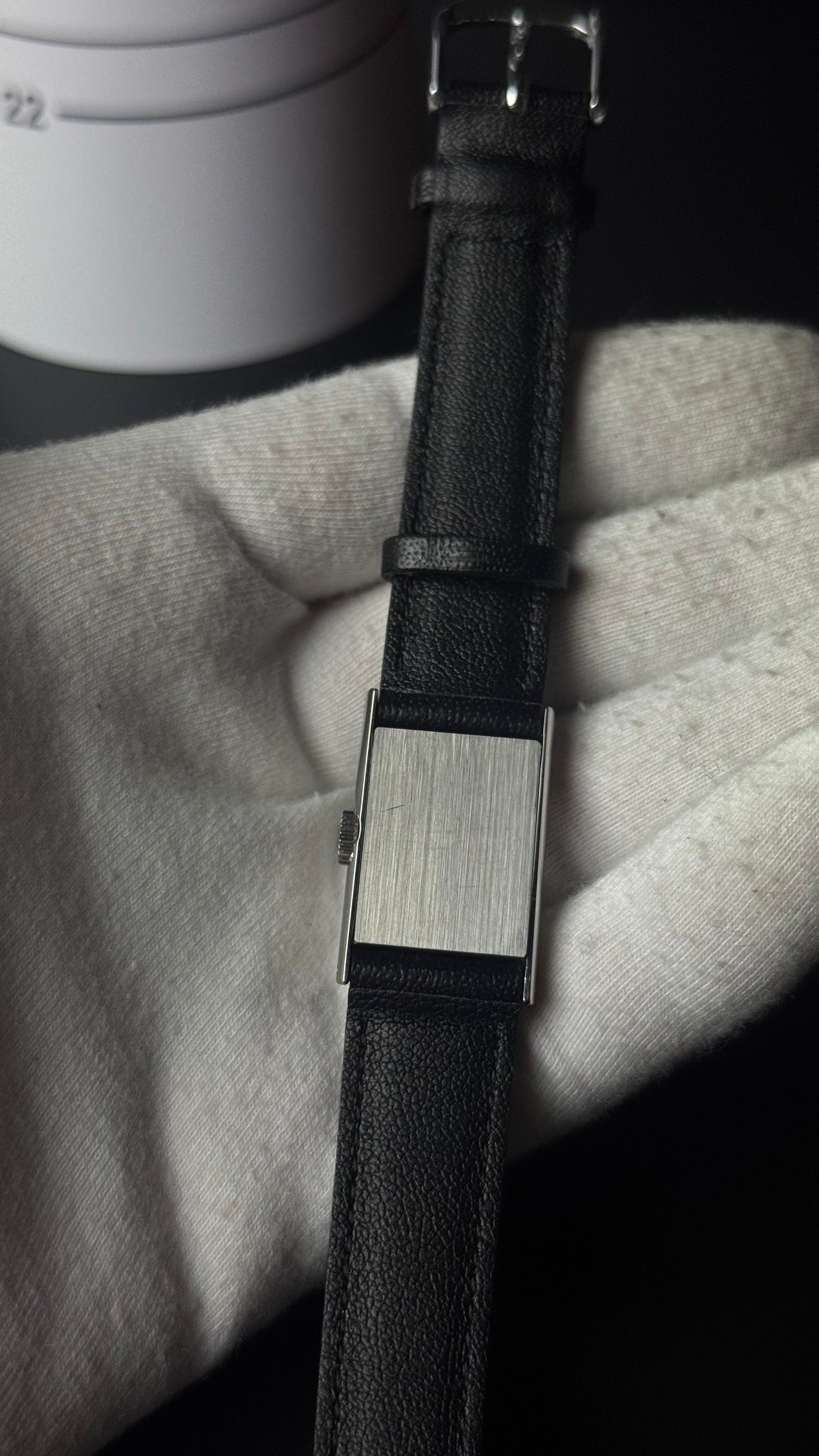 Omega De Ville – prostokątny zegarek vintage z geometryczną tarczą na czarnym pasku