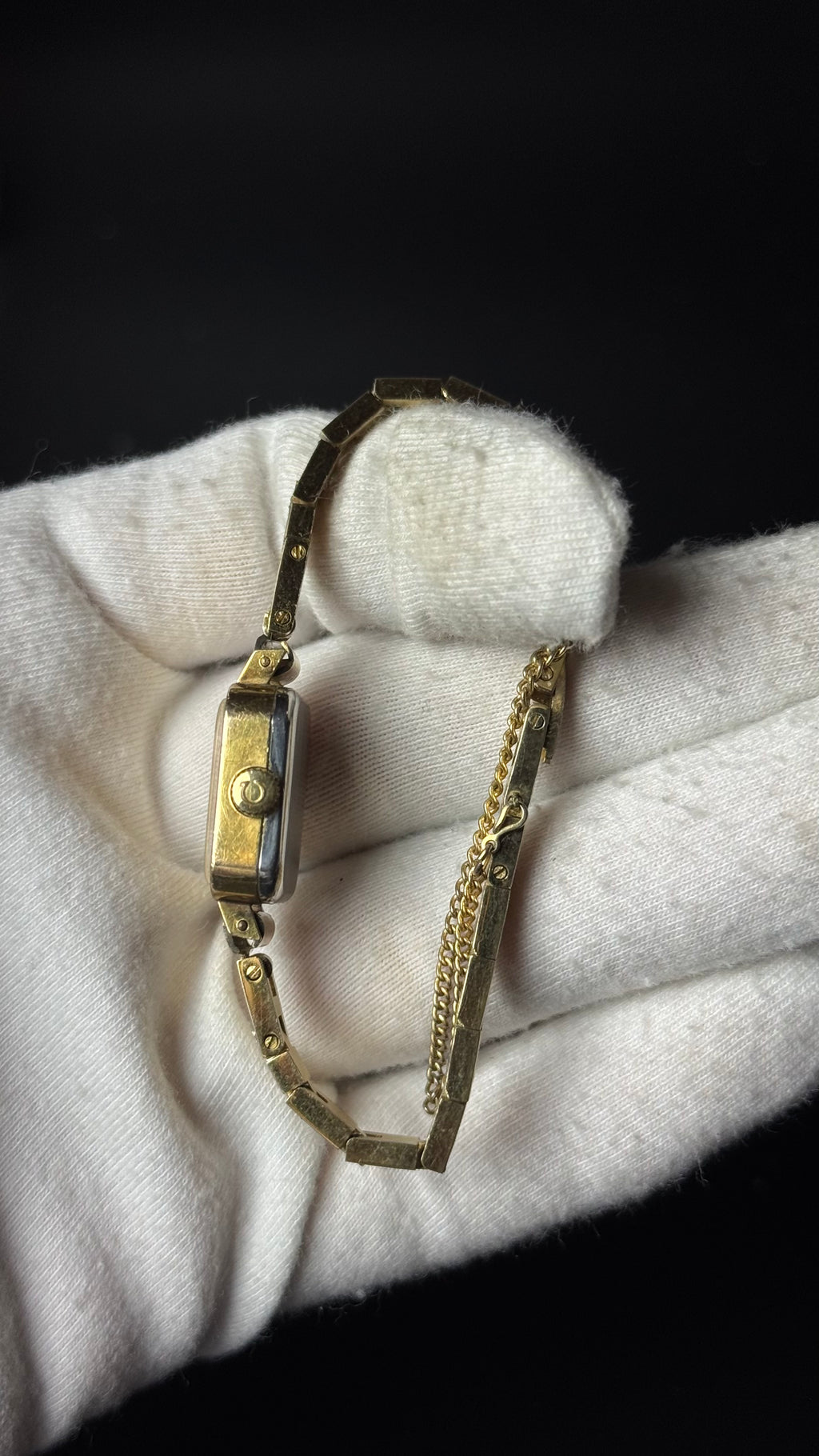Omega – prostokątny zegarek vintage w złotym kolorze na ozdobnej bransolecie