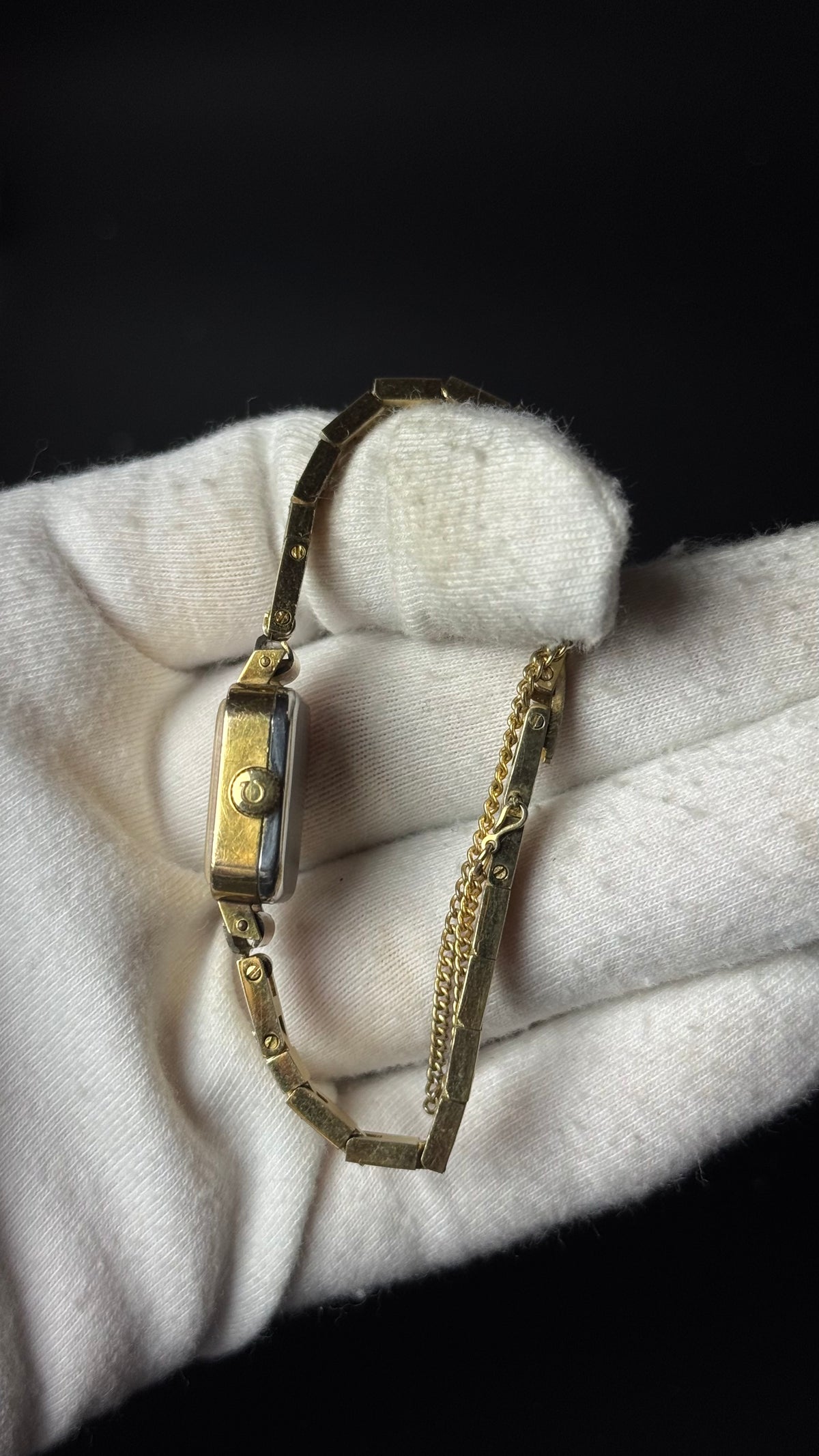Omega – prostokątny zegarek vintage w złotym kolorze na ozdobnej bransolecie