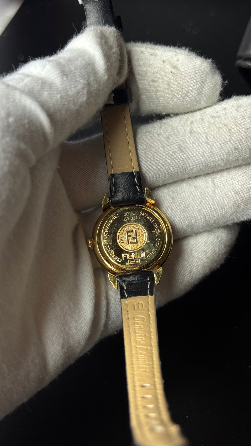 Fendi – zegarek vintage w złotym kolorze z rzymskimi cyframi i czarnym paskiem