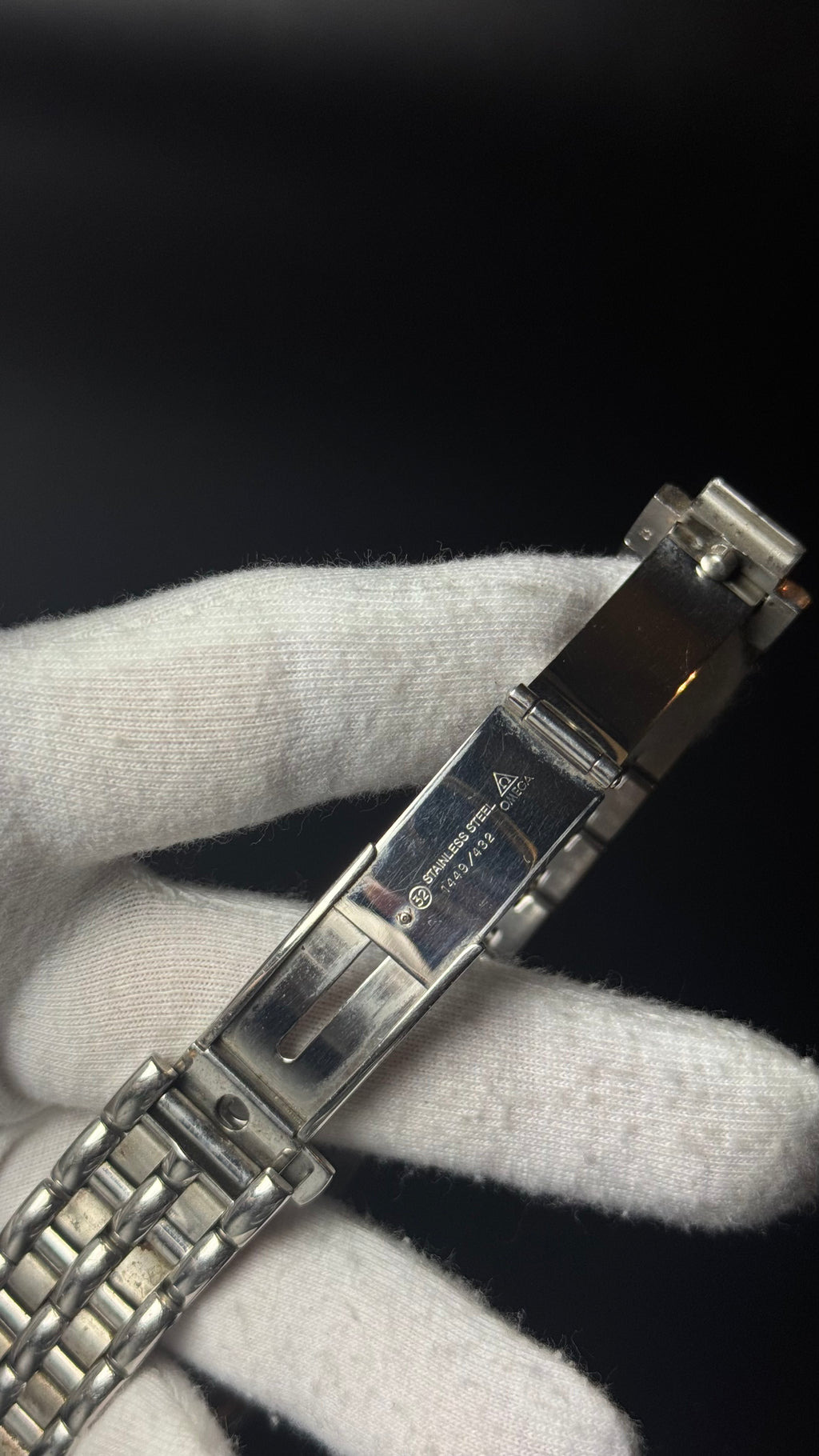 Omega – złota tarcza, cyfry rzymskie, datownik, srebrna bransoleta