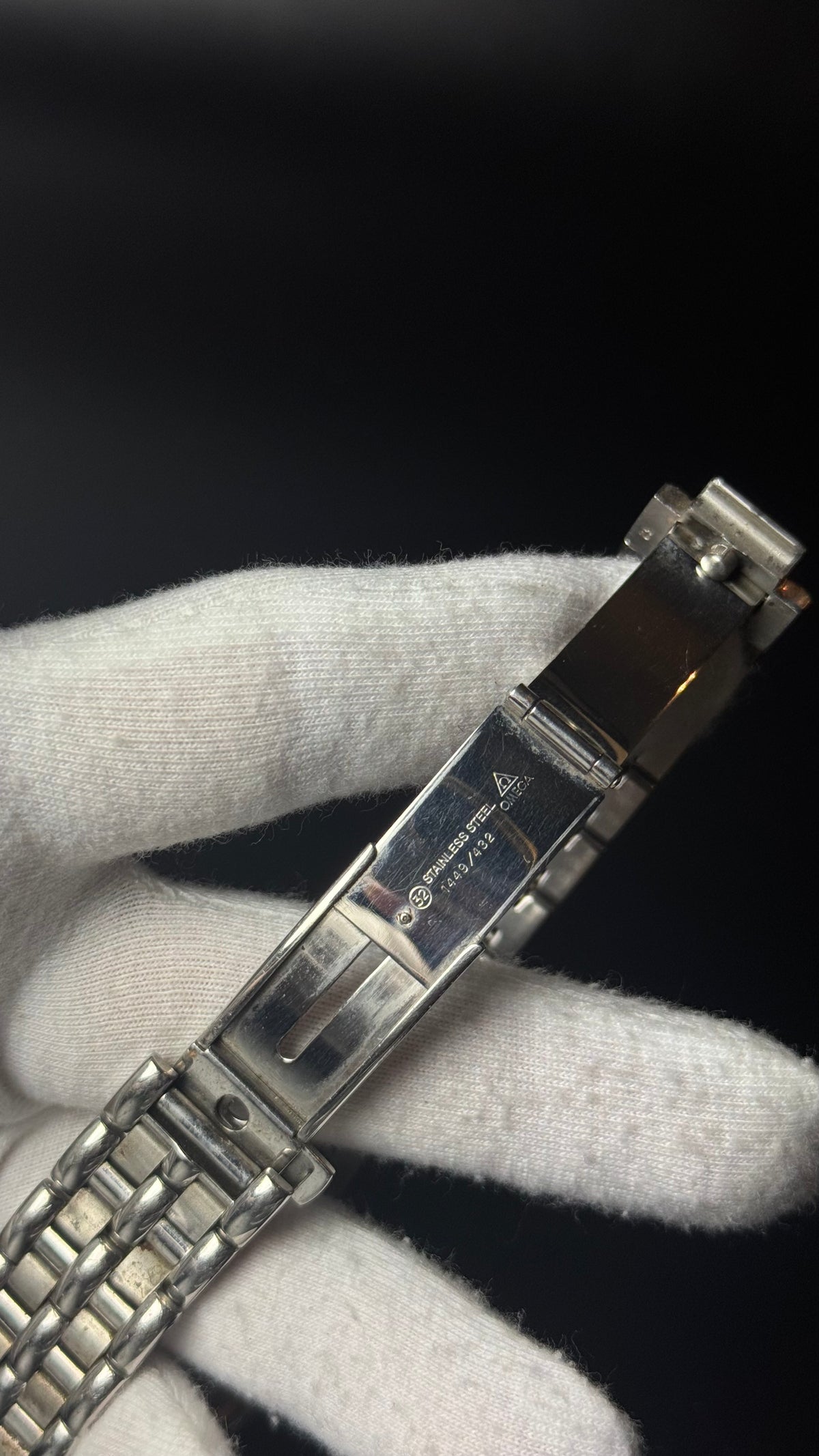 Omega – złota tarcza, cyfry rzymskie, datownik, srebrna bransoleta