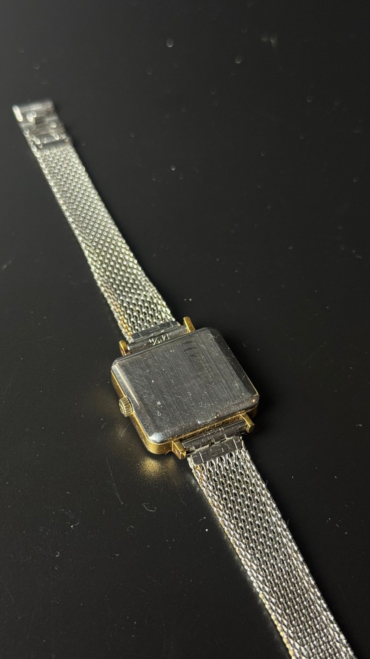 Omega De Ville – kwadratowy zegarek vintage ze złotą tarczą na dwukolorowej bransolecie