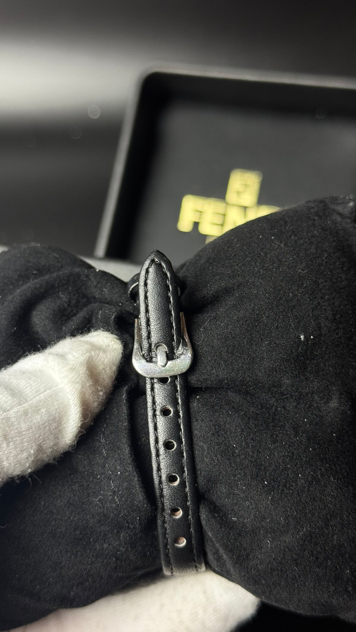 Fendi – zegarek vintage w złotym kolorze z rzymskimi cyframi i czarnym paskiem