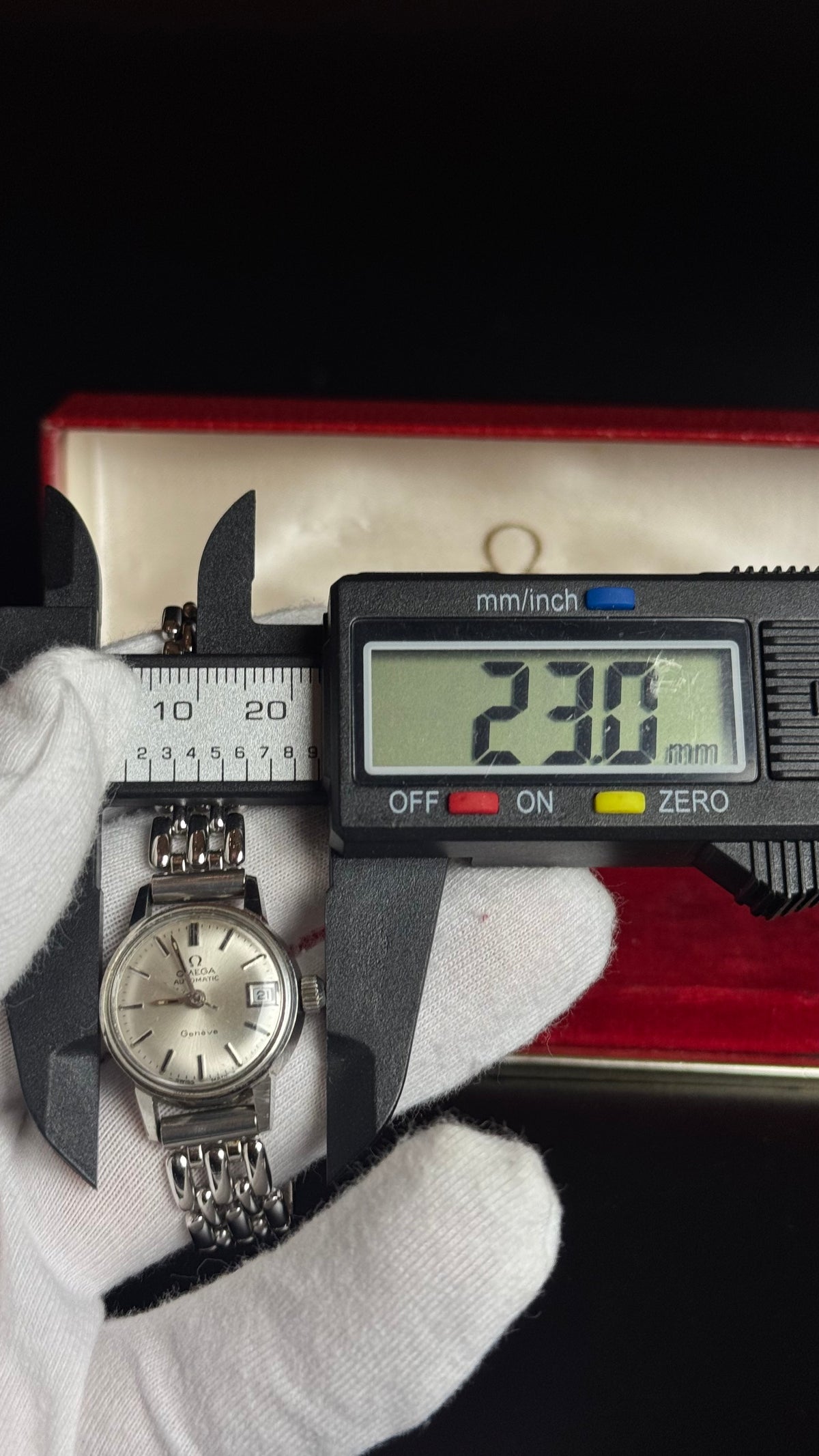 Omega Genève Automatic – damski zegarek vintage z datownikiem