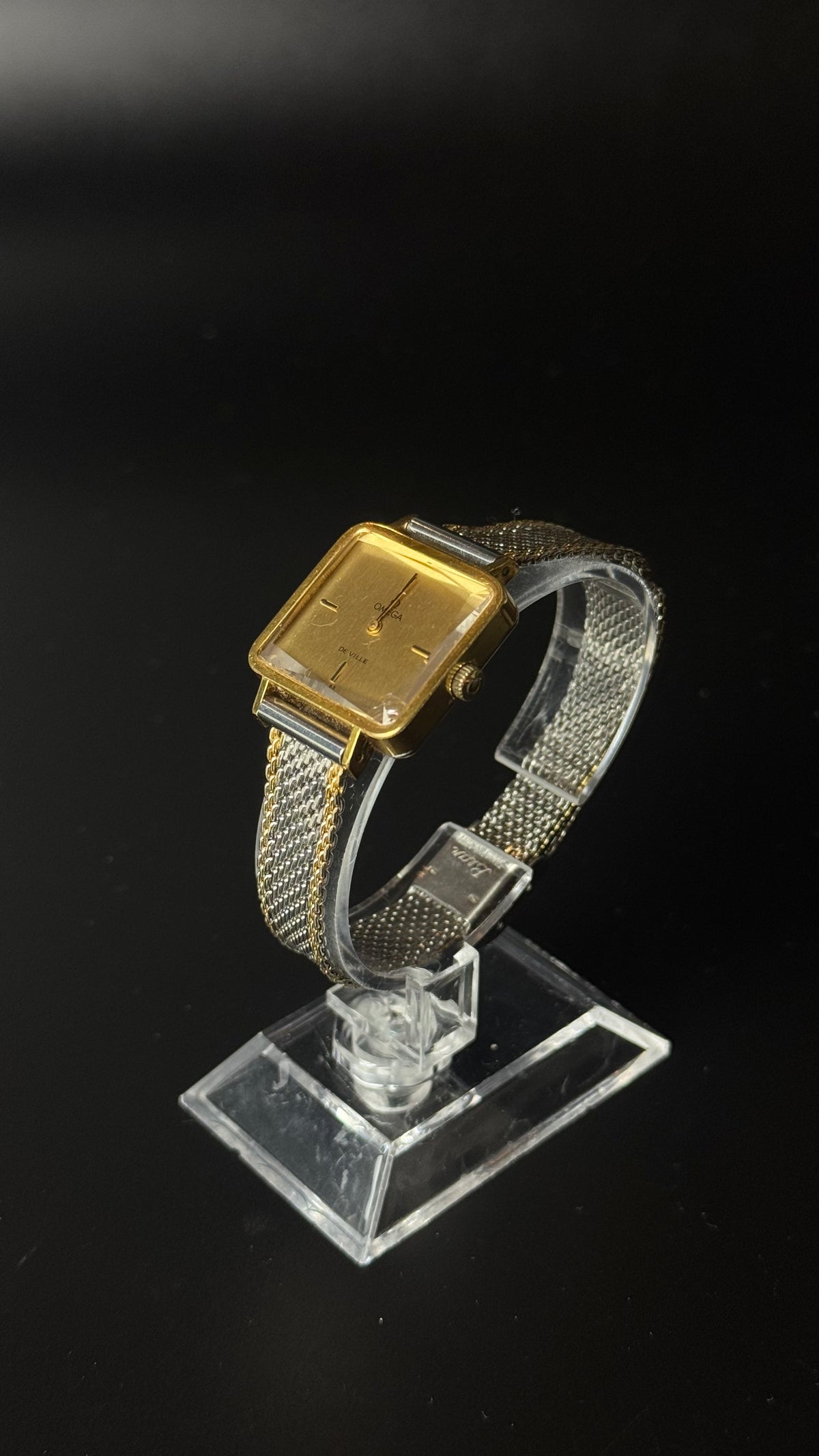 Omega De Ville – kwadratowy zegarek vintage ze złotą tarczą na dwukolorowej bransolecie