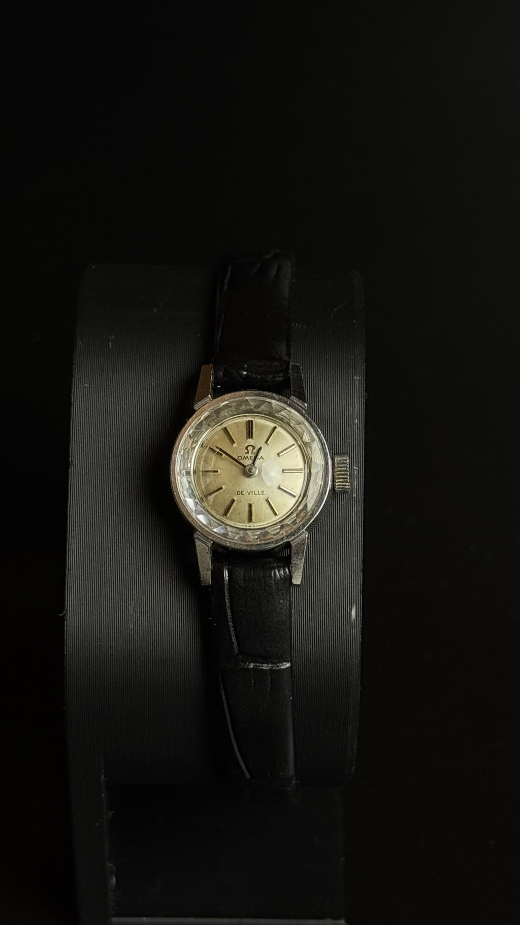 Omega De Ville – damski zegarek vintage z fasetowanym szkłem