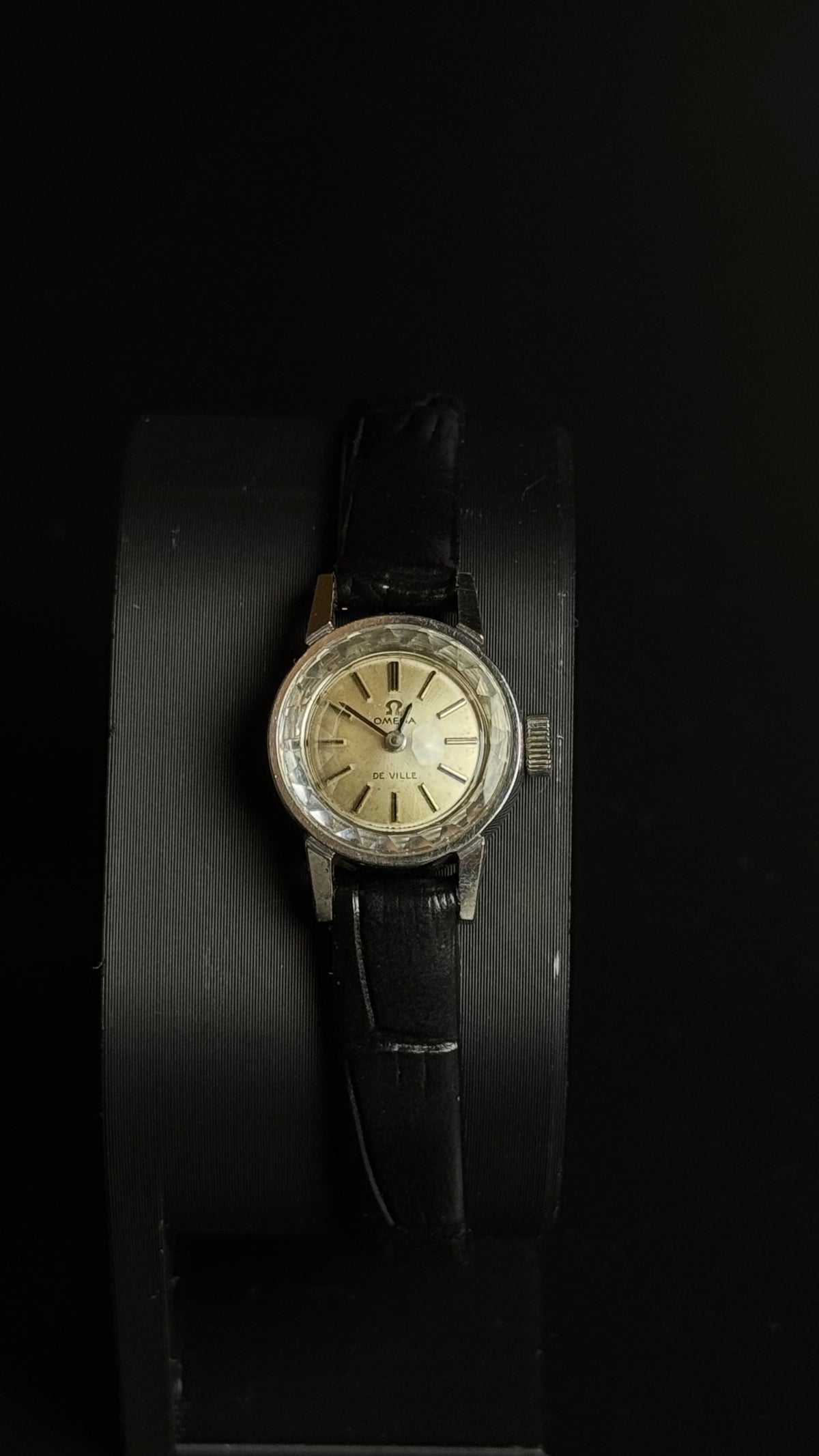 Omega De Ville – damski zegarek vintage z fasetowanym szkłem