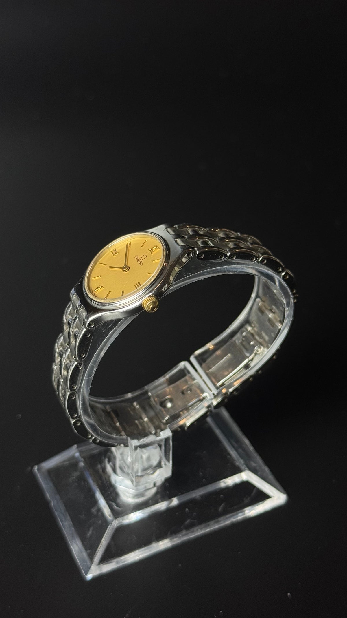 Omega De Ville – złota tarcza, cyfry rzymskie, stalowa bransoleta