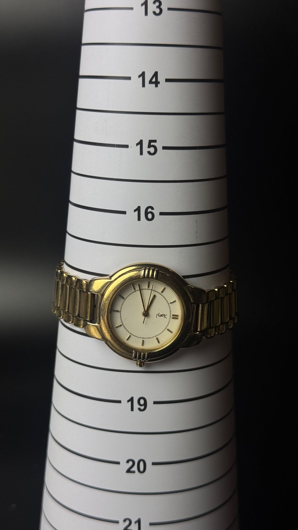 Yves Saint Laurent – zegarek vintage z kremową tarczą na złotej bransolecie