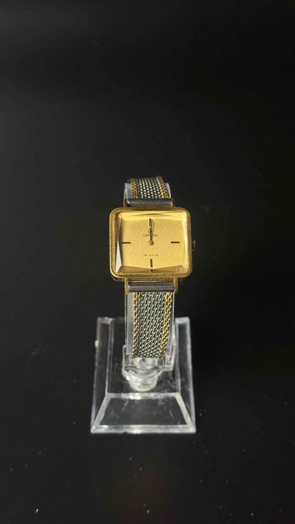 Omega De Ville – kwadratowy zegarek vintage ze złotą tarczą na dwukolorowej bransolecie