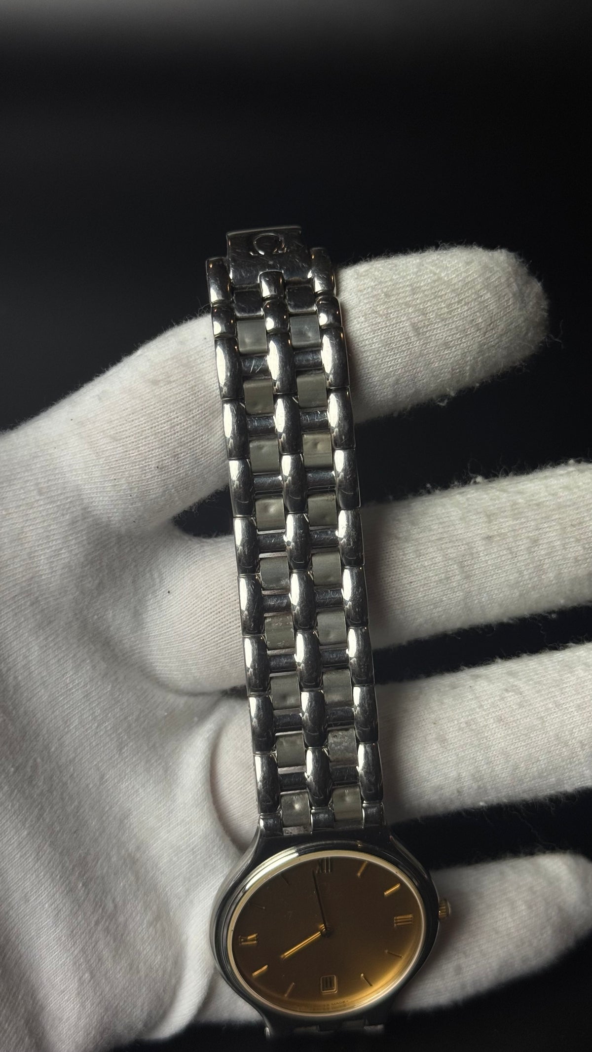 Omega De Ville – złota tarcza, cyfry rzymskie, stalowa bransoleta, datownik