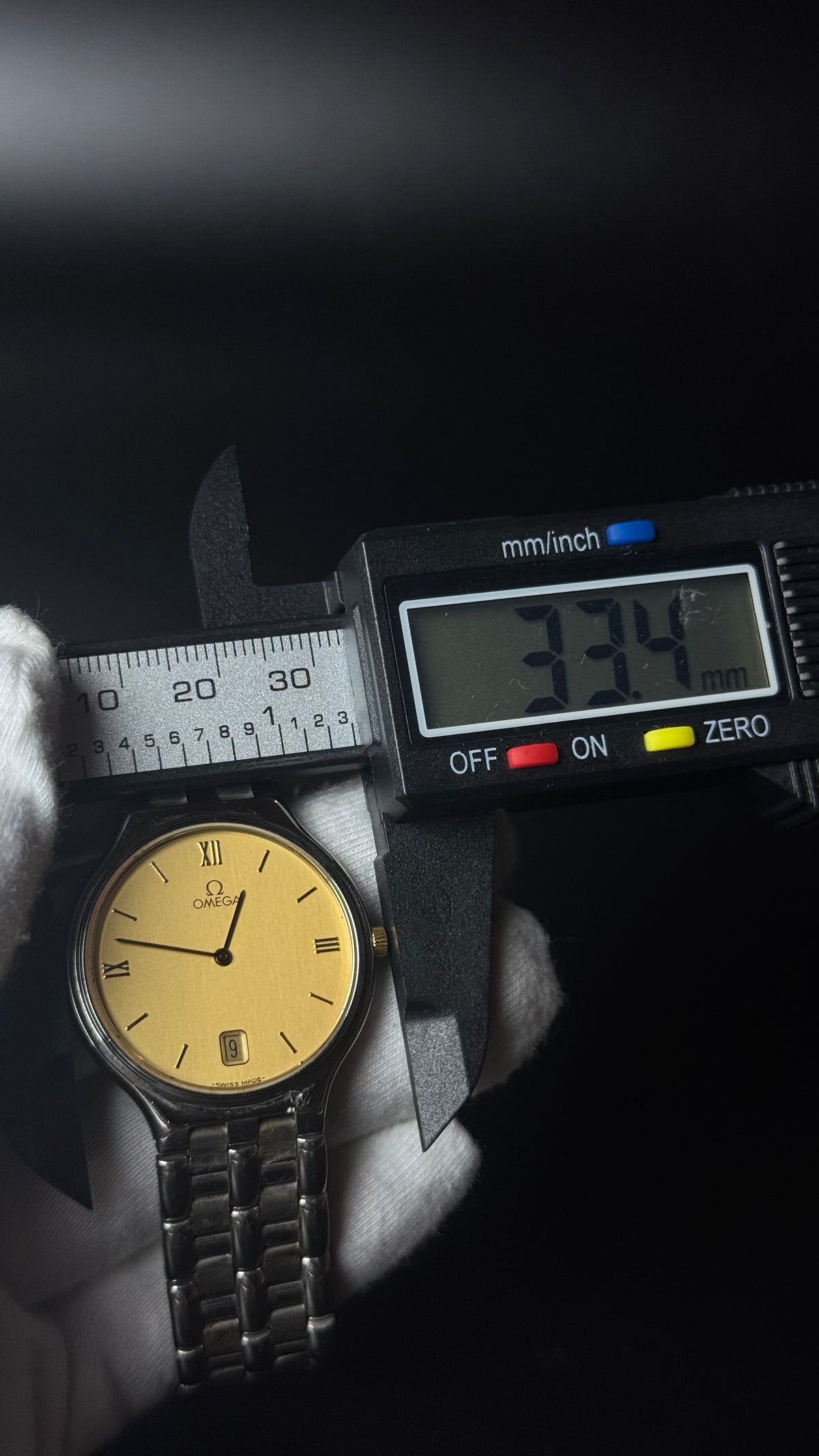 Omega – złota tarcza, cyfry rzymskie, datownik, srebrna bransoleta