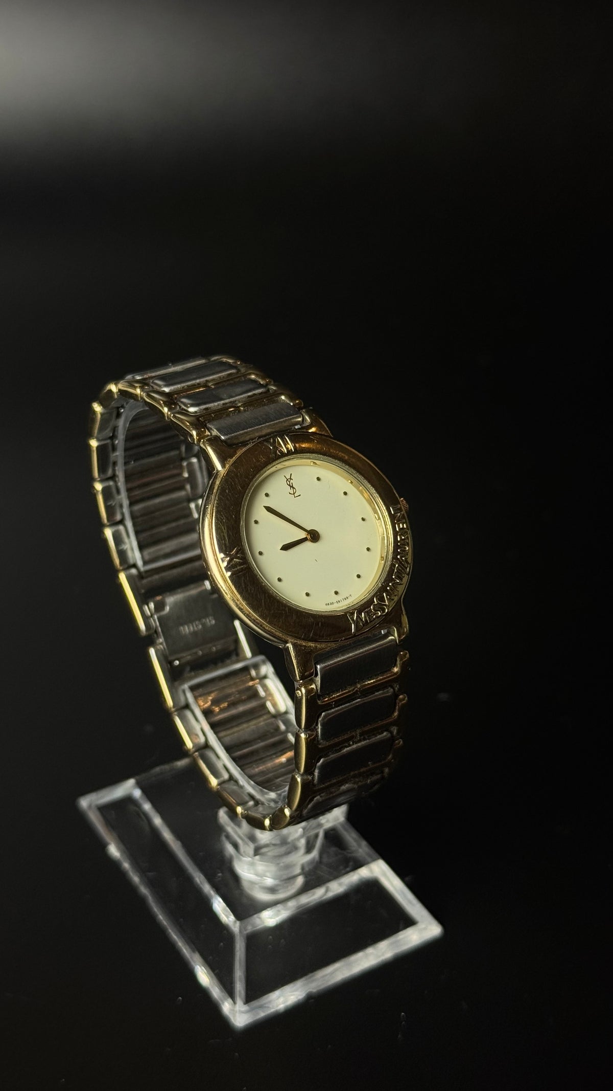 Yves Saint Laurent YSL – kremowa tarcza, złota koperta, dwukolorowa bransoleta