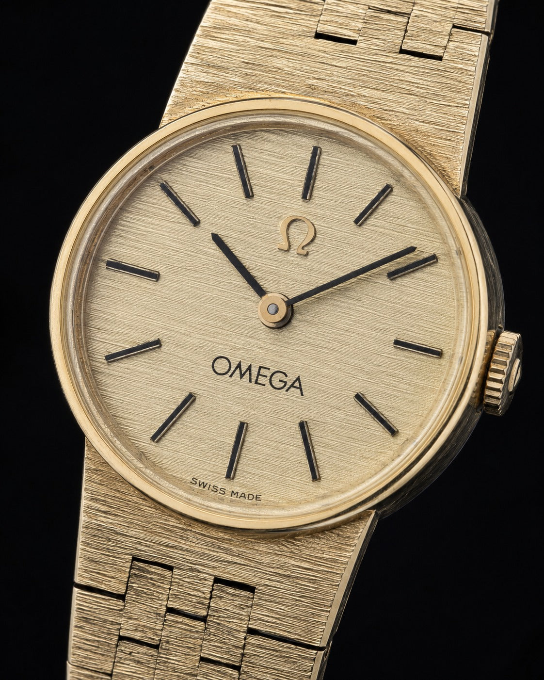Omega — damski zegarek koktajlowy na złoconej bransolecie